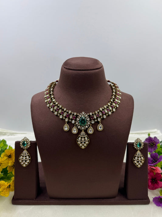 Yukta Victorian Necklace Set close-up view