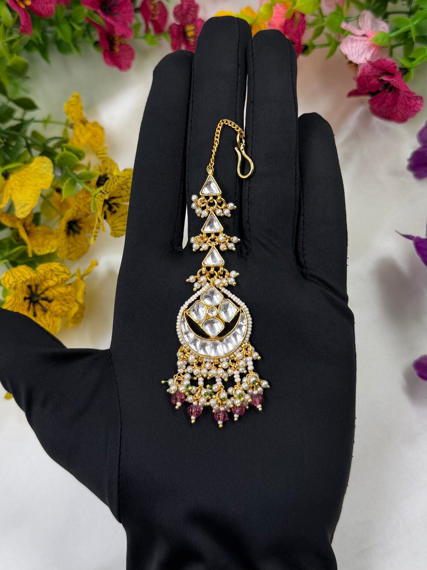 Divya Pachi Kundan Mang Tika