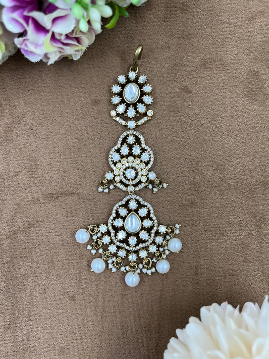 Rangnoor Kundan Maang Tikka