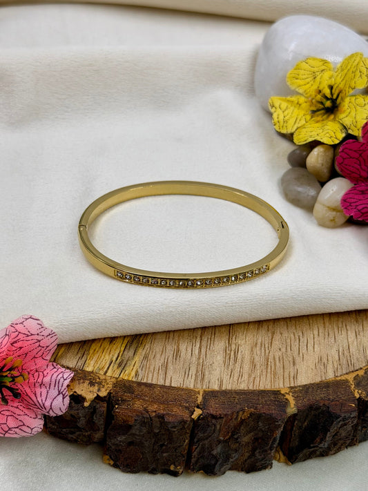 Lila Bracelet close-up view