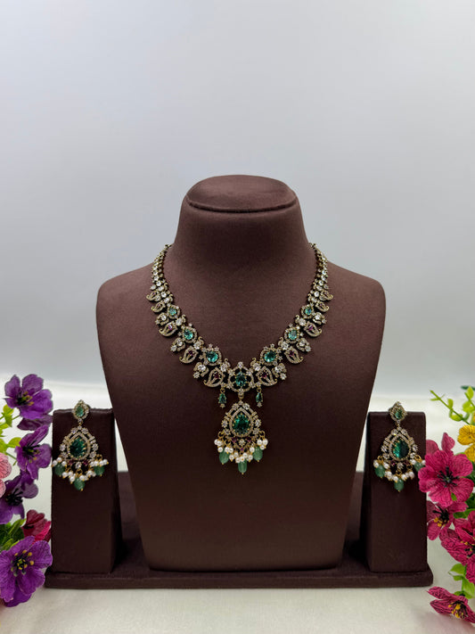 Aroosa Victorian Necklace Set close-up view
