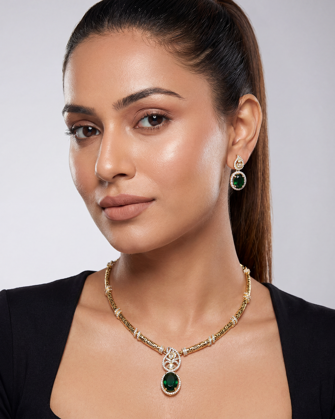 Kamya Victorian Necklace Set close-up view