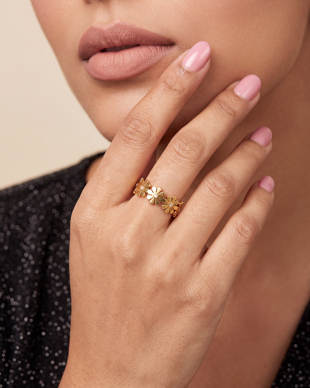 Mary Finger Ring close-up view