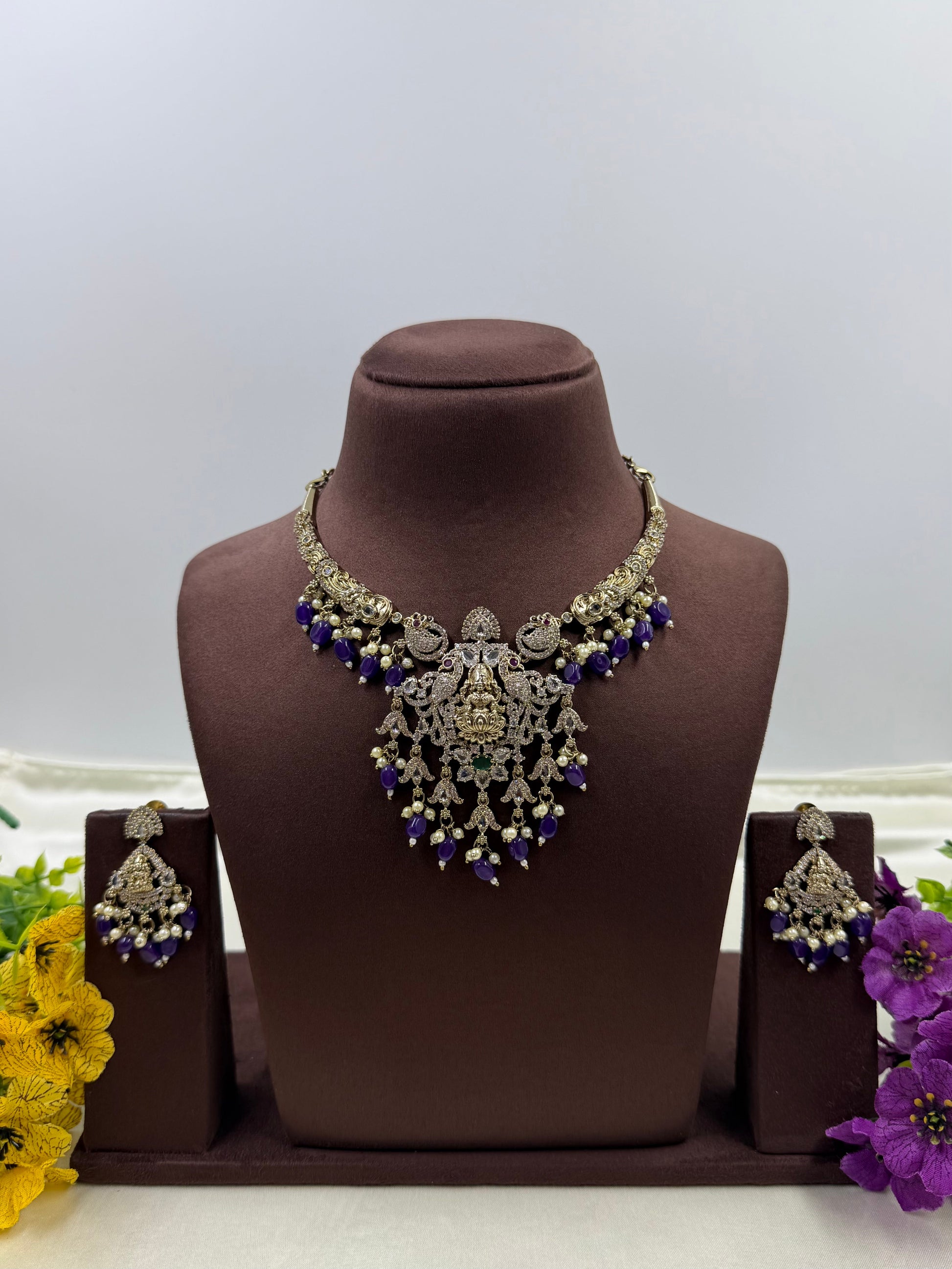 Sayli Victorian Necklace Set close-up view