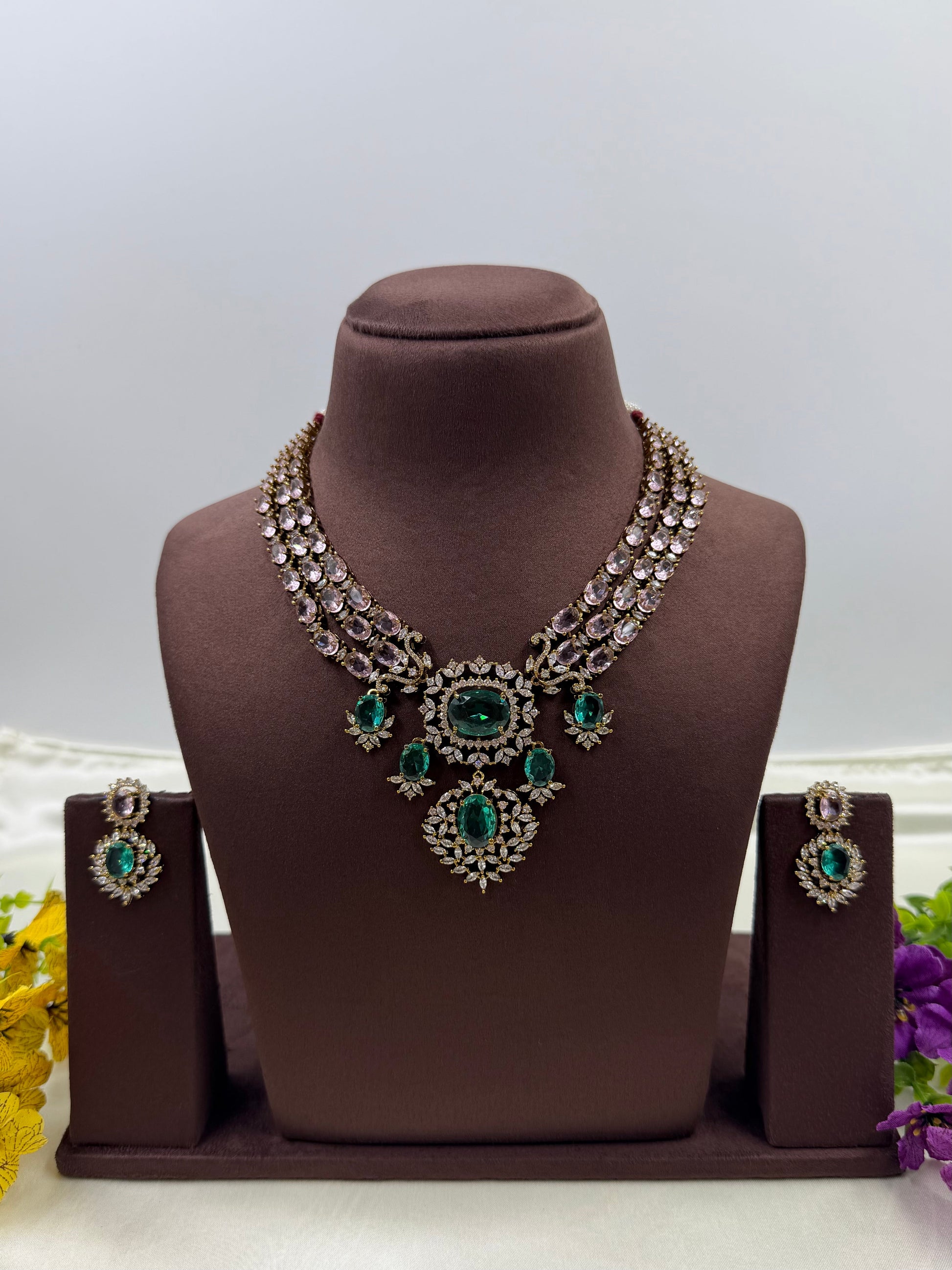 Nitya Victorian Necklace Set close-up view
