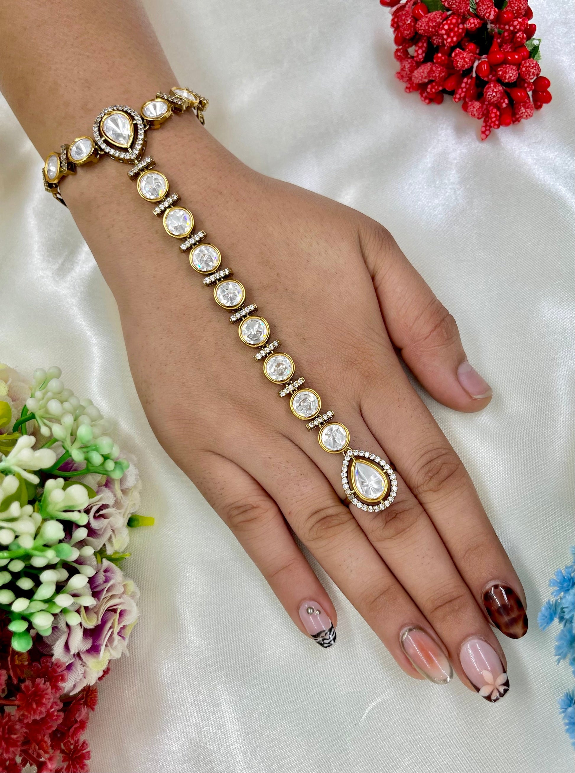 Aarohi Moissanite Hath Panja close-up view