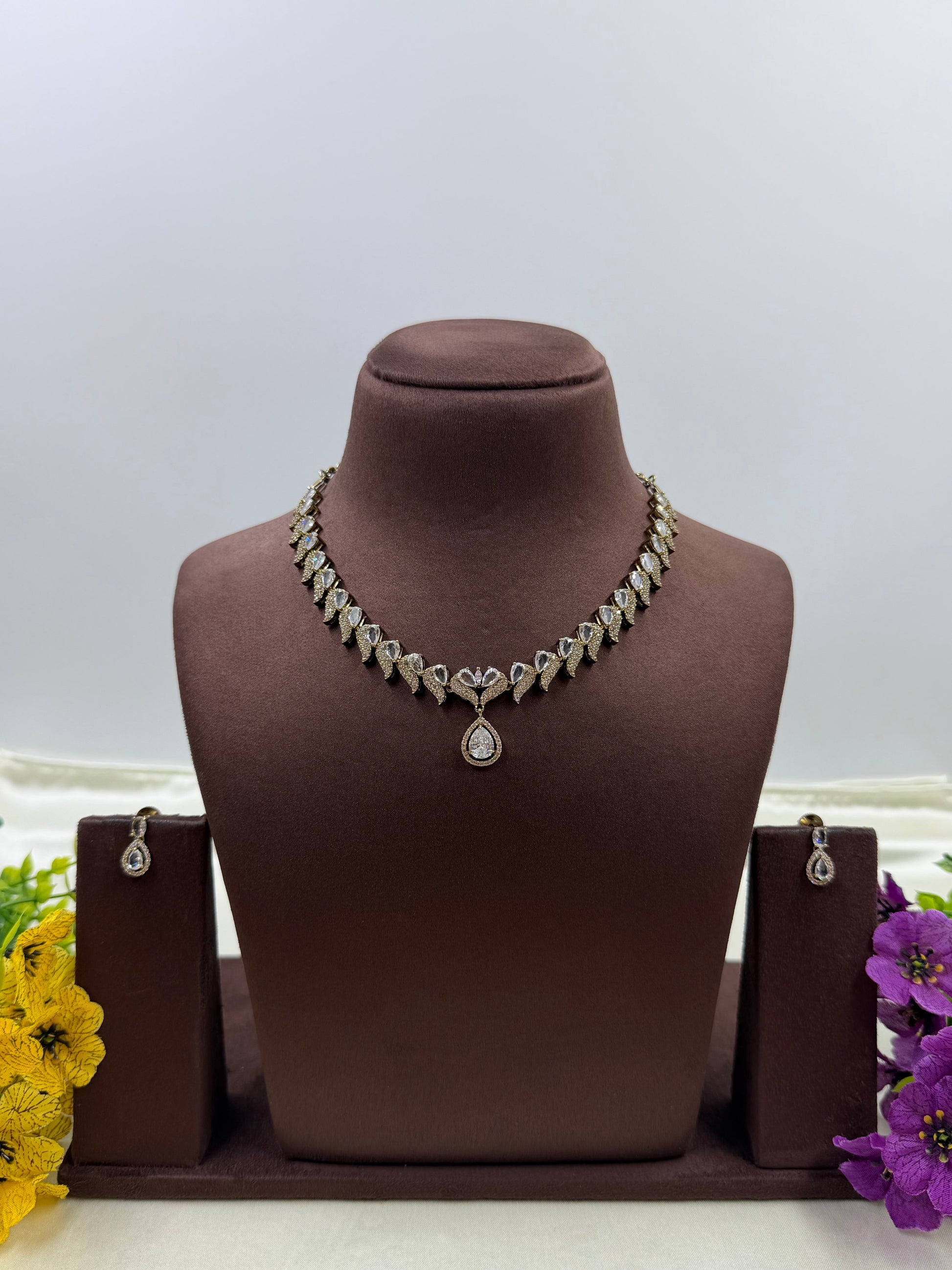 Zoya Victorian Necklace Set close-up view