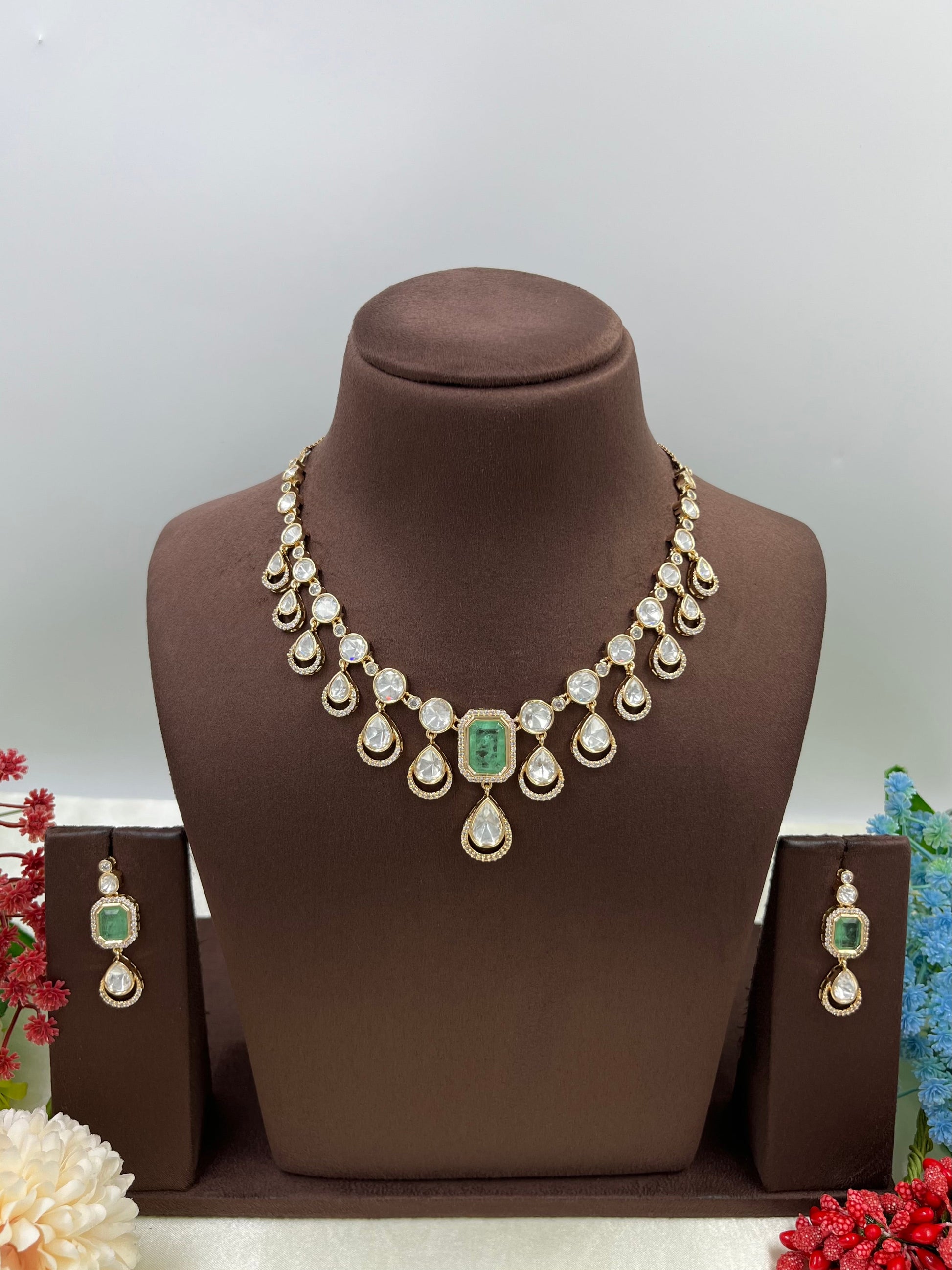 Tarabai Kundan Necklace Set close-up view