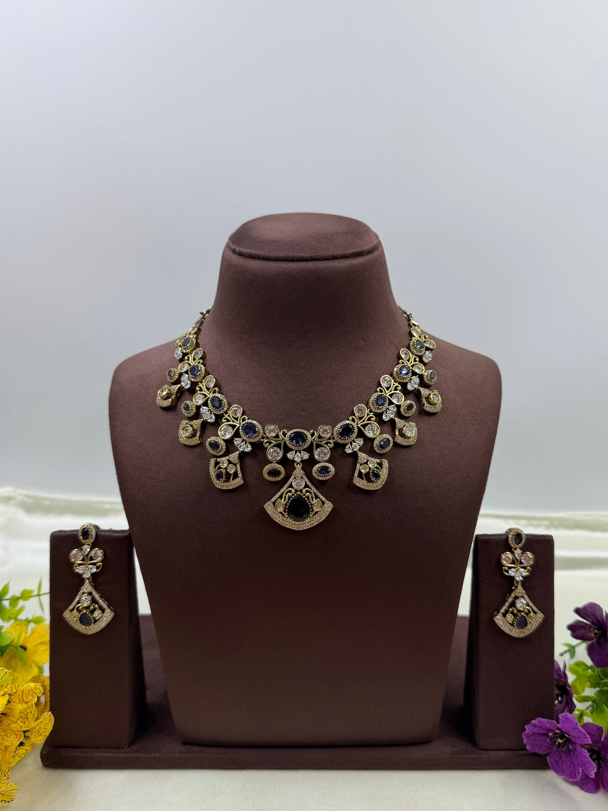 Prachi Victorian Necklace Set close-up view