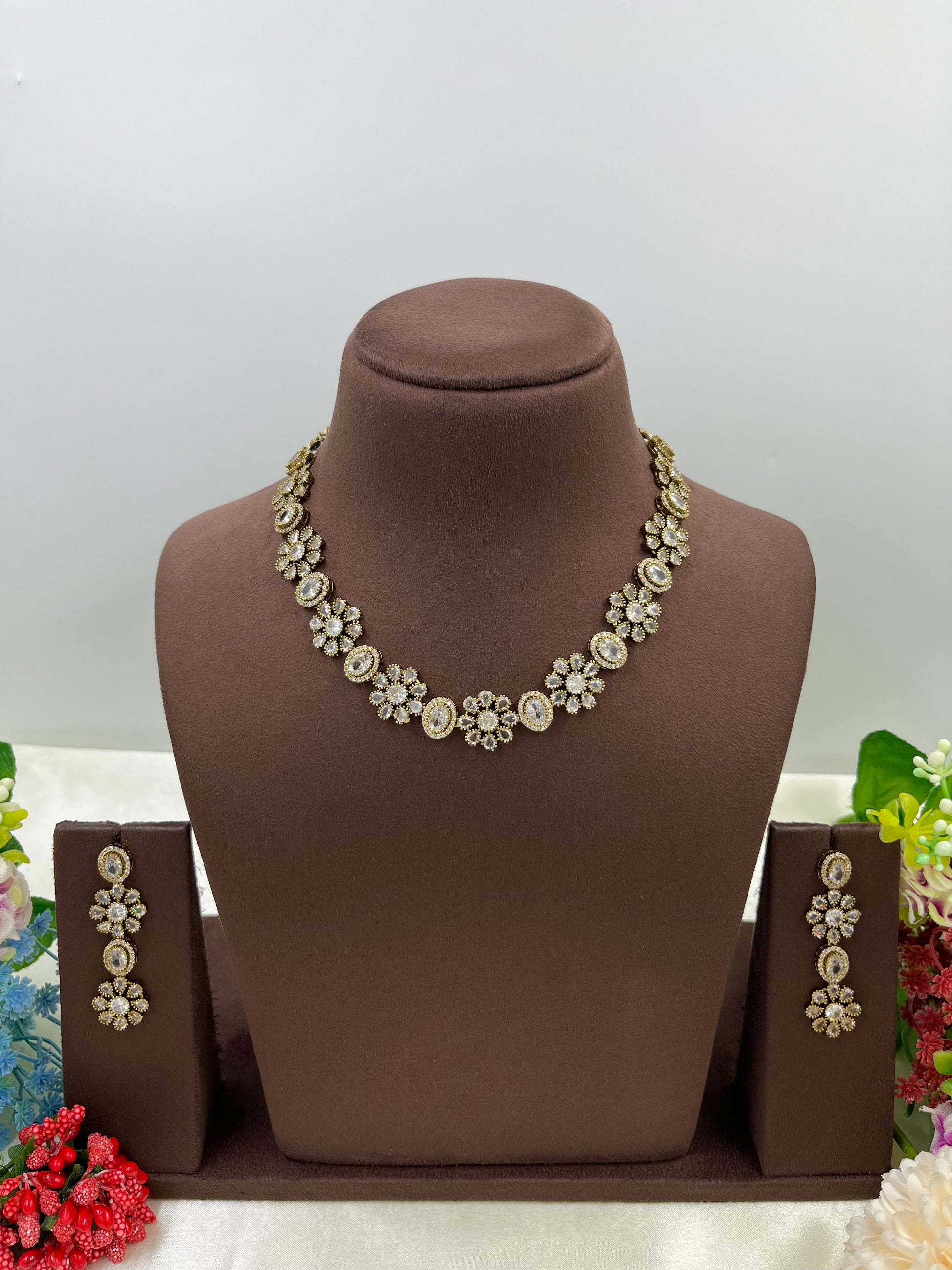 Renu Victorian Necklace Set close-up view