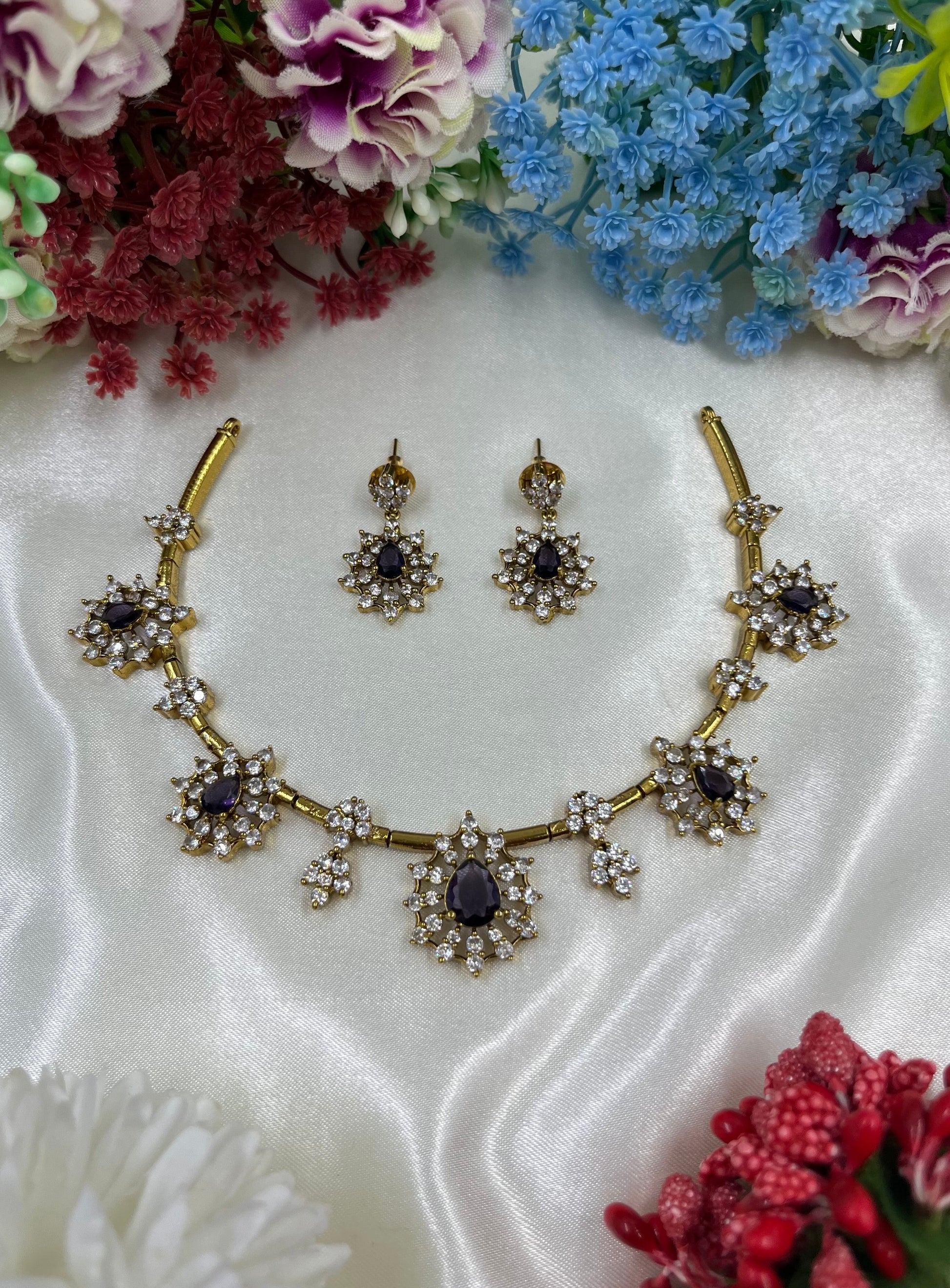 Amara Victorian Necklace Set close-up view