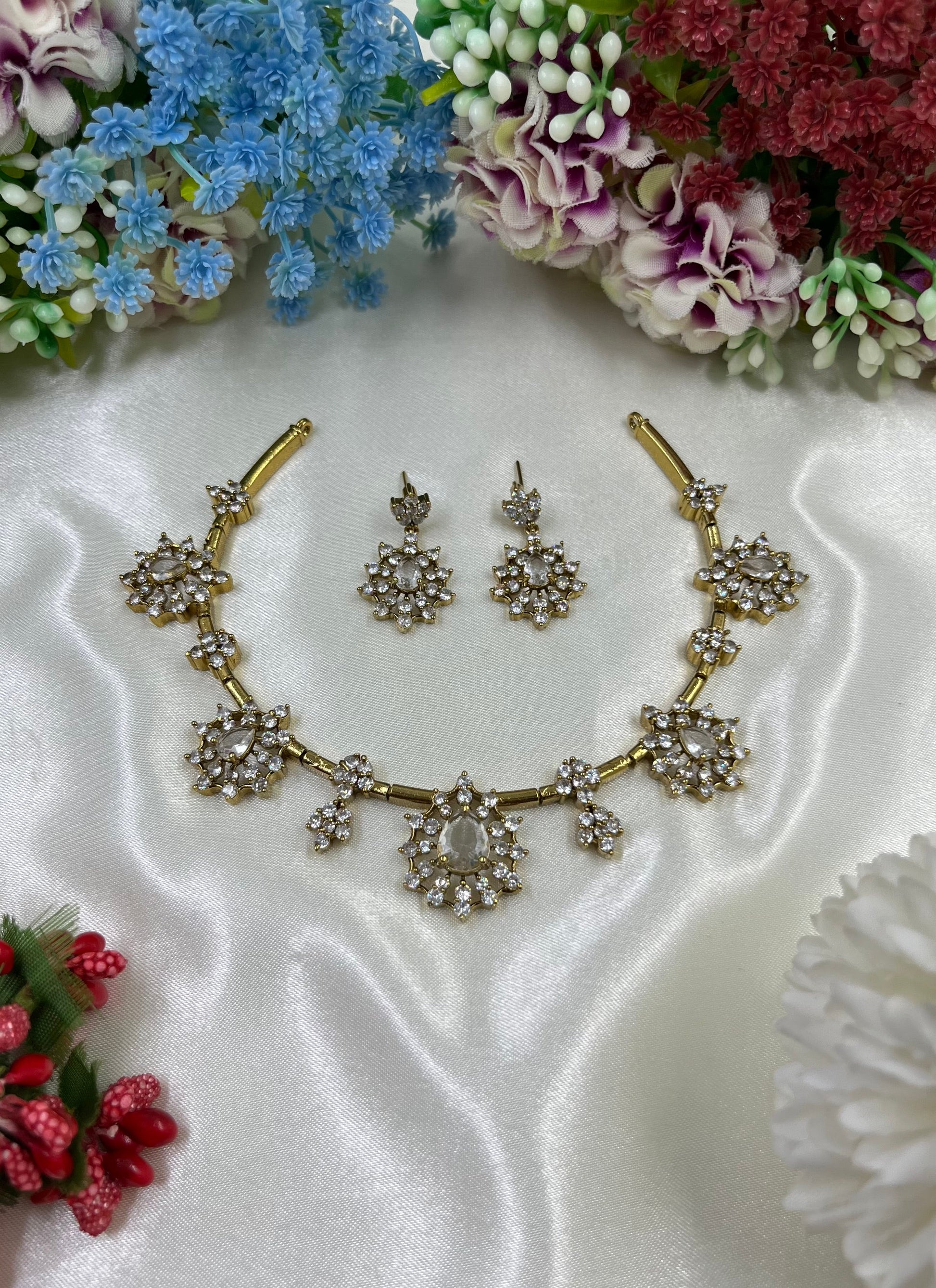 Amara Victorian Necklace Set close-up view