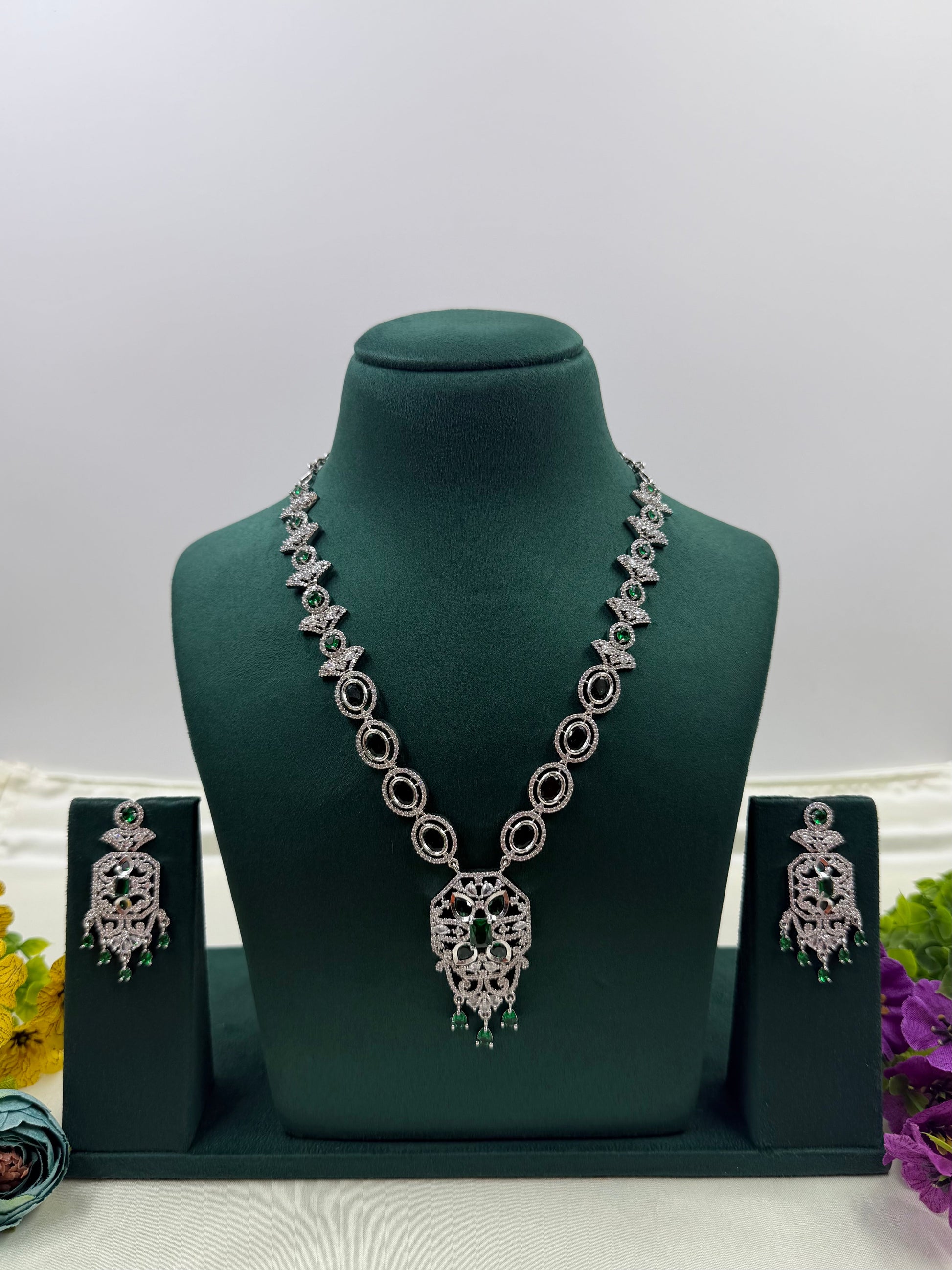 Kamla Necklace Set close-up view