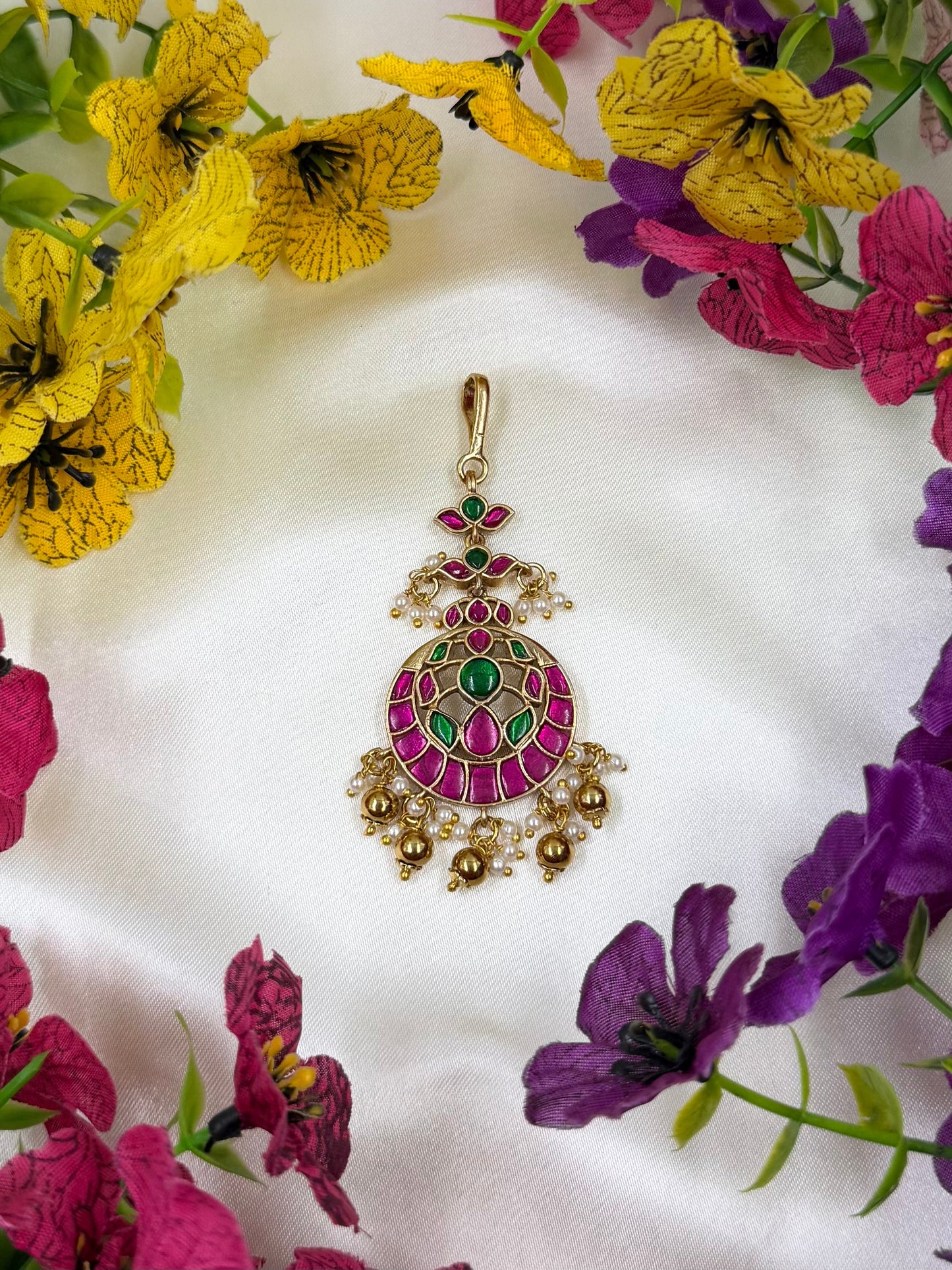 Kavya Pachi Kundan Mang Tika