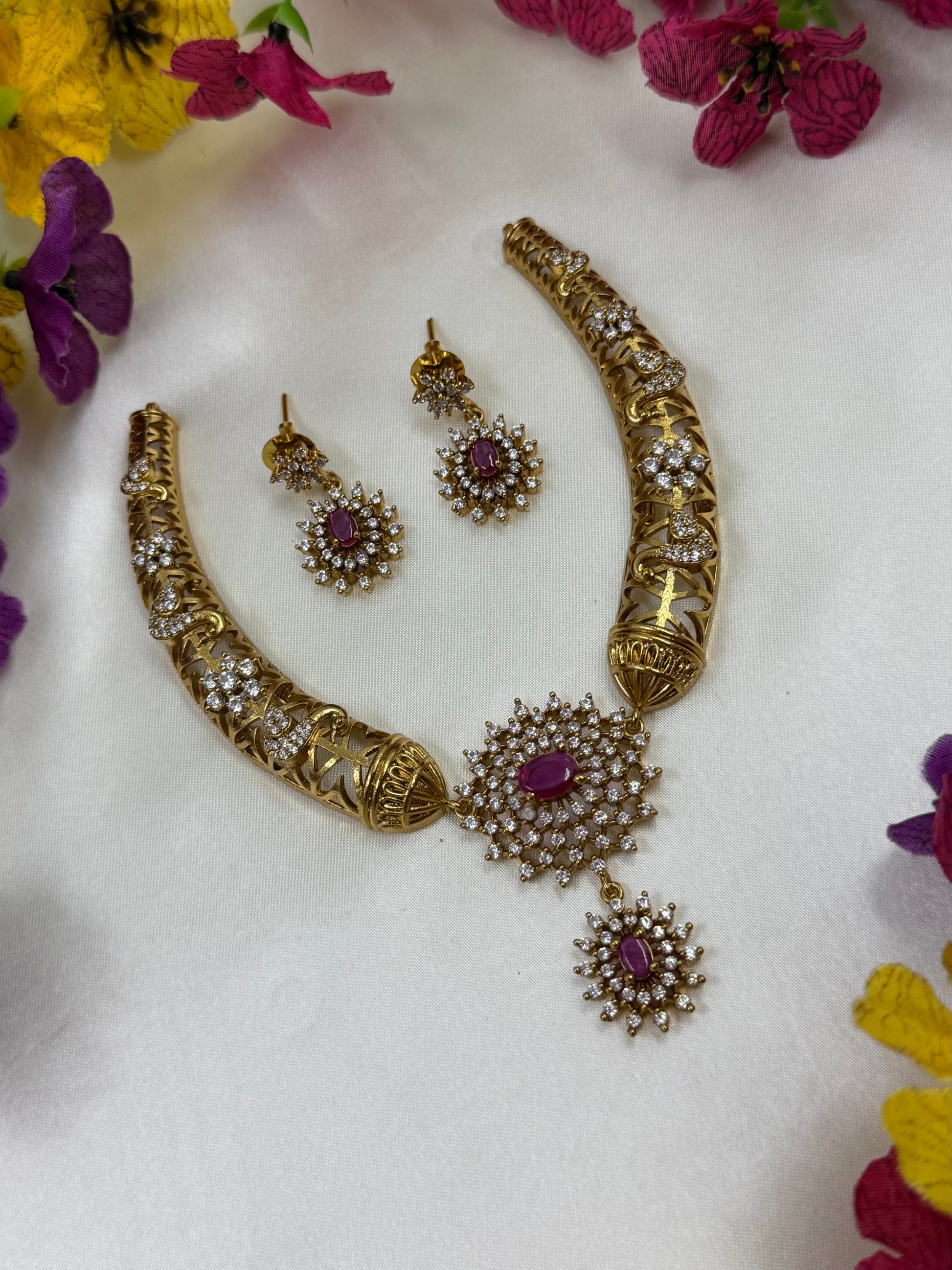 Kanika Victorian Necklace Set close-up view