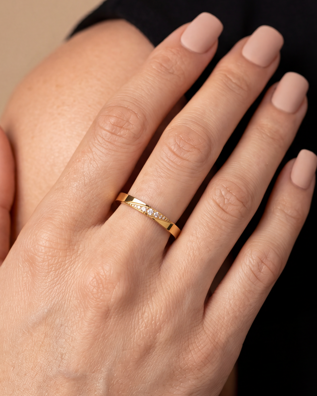 Octavia Finger Ring close-up view