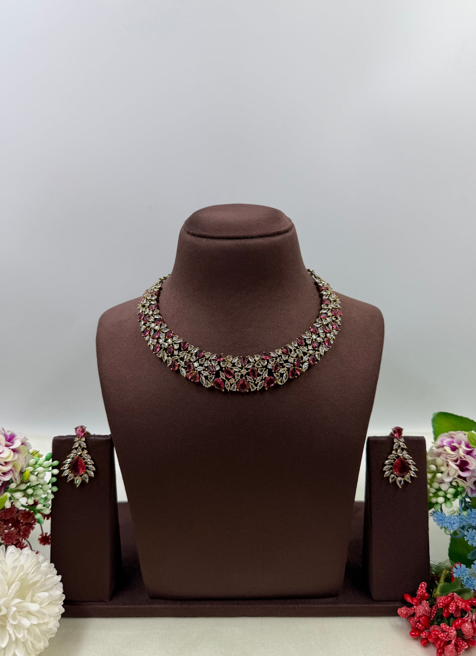 Praya Victorian Necklace Set close-up view