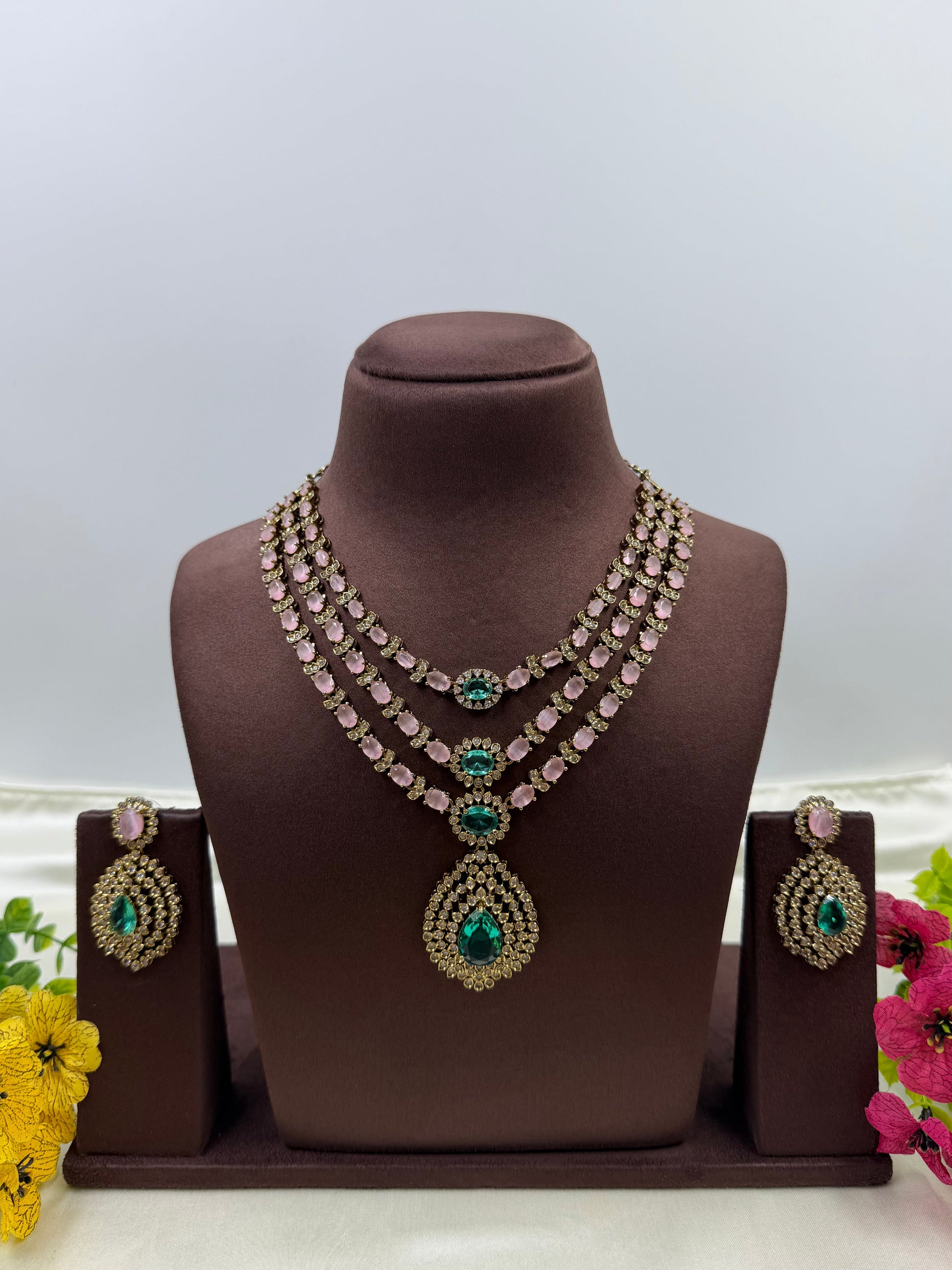 Roshni Victorian Necklace Set close-up view